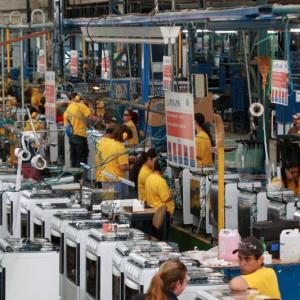 Número de trabalhadores na indústria brasileira cai 0,7% em julho